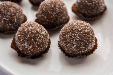 Çikolatalı Hindistan cevizi Laddu veya Laddoo kakao tozu karıştırılarak geleneksel Nariyal Ladoo 'nun bir karışımıdır.