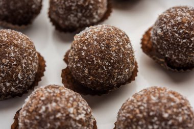 Çikolatalı Hindistan cevizi Laddu veya Laddoo kakao tozu karıştırılarak geleneksel Nariyal Ladoo 'nun bir karışımıdır.