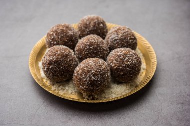 Çikolatalı Hindistan cevizi Laddu veya Laddoo kakao tozu karıştırılarak geleneksel Nariyal Ladoo 'nun bir karışımıdır.
