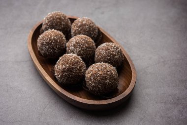 Çikolatalı Hindistan cevizi Laddu veya Laddoo kakao tozu karıştırılarak geleneksel Nariyal Ladoo 'nun bir karışımıdır.