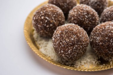 Çikolatalı Hindistan cevizi Laddu veya Laddoo kakao tozu karıştırılarak geleneksel Nariyal Ladoo 'nun bir karışımıdır.