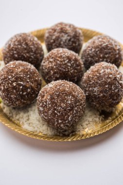 Çikolatalı Hindistan cevizi Laddu veya Laddoo kakao tozu karıştırılarak geleneksel Nariyal Ladoo 'nun bir karışımıdır.