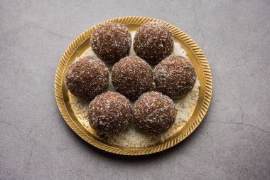 Çikolatalı Hindistan cevizi Laddu veya Laddoo kakao tozu karıştırılarak geleneksel Nariyal Ladoo 'nun bir karışımıdır.