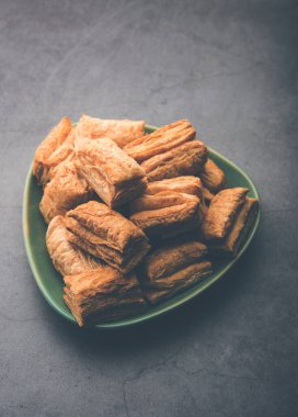 Khari Puff bisküvisi ya da çıtır börek, Hint çay saati atıştırmalığı.