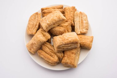 Khari Puff bisküvisi ya da çıtır börek, Hint çay saati atıştırmalığı.