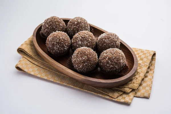 초콜릿 코코넛라두 Chocolate Coconut Laddu 또는라두 Laddoo 코코아 가루를 혼합하여 — 스톡 사진