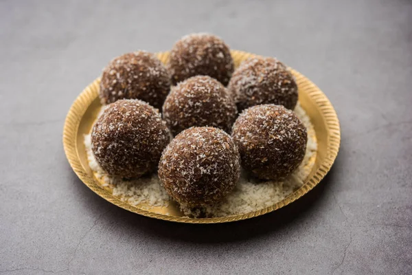 Csokoládé Kókusz Laddu Vagy Laddoo Hagyományos Nariyal Ladoo Csavar Kakaópor — Stock Fotó