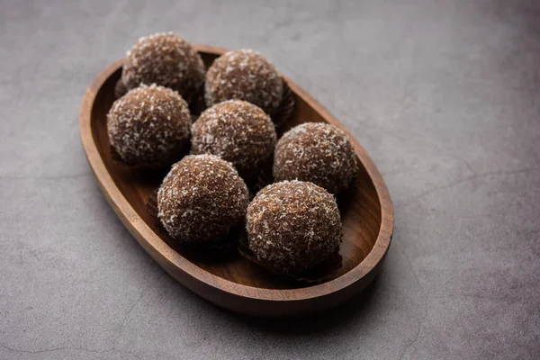 Csokoládé Kókusz Laddu Vagy Laddoo Hagyományos Nariyal Ladoo Csavar Kakaópor — Stock Fotó