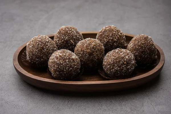 Çikolatalı Hindistan cevizi Laddu veya Laddoo kakao tozu karıştırılarak geleneksel Nariyal Ladoo 'nun bir karışımıdır.