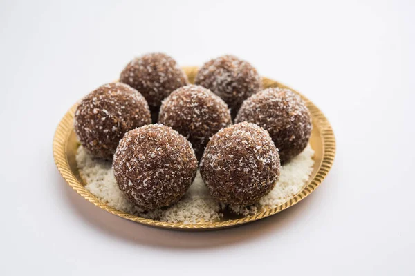 巧克力椰子Laddu或Laddoo混合可可粉是对传统Nariyal Ladoo的一种扭曲 — 图库照片