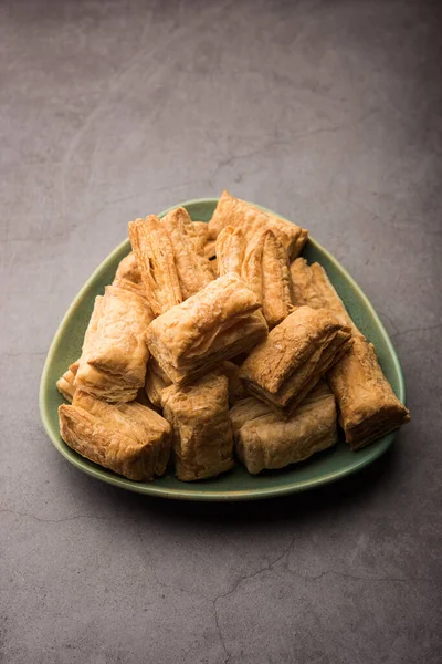 Khari Puff bisküvisi ya da çıtır börek, Hint çay saati atıştırmalığı.