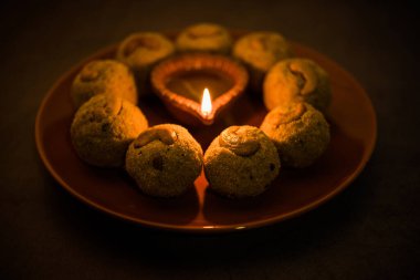 Hint tatlısı Rava Laddu veya Rawa Laddoo veya ladoo ladoo olarak da bilinen irmik tatlı toplar.
