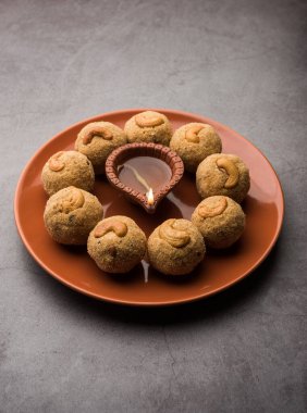 Hint tatlısı Rava Laddu veya Rawa Laddoo veya ladoo ladoo olarak da bilinen irmik tatlı toplar.