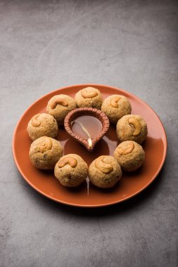 Hint tatlısı Rava Laddu veya Rawa Laddoo veya ladoo ladoo olarak da bilinen irmik tatlı toplar.