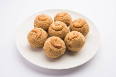 Hint tatlısı Rava Laddu veya Rawa Laddoo veya ladoo ladoo olarak da bilinen irmik tatlı toplar.