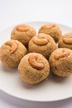 Hint tatlısı Rava Laddu veya Rawa Laddoo veya ladoo ladoo olarak da bilinen irmik tatlı toplar.