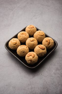 Hint tatlısı Rava Laddu veya Rawa Laddoo veya ladoo ladoo olarak da bilinen irmik tatlı toplar.
