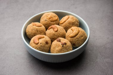 Hint tatlısı Rava Laddu veya Rawa Laddoo veya ladoo ladoo olarak da bilinen irmik tatlı toplar.