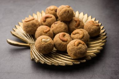 Hint tatlısı Rava Laddu veya Rawa Laddoo veya ladoo ladoo olarak da bilinen irmik tatlı toplar.