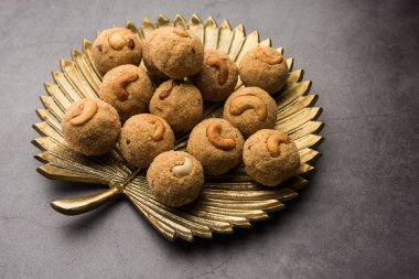 Hint tatlısı Rava Laddu veya Rawa Laddoo veya ladoo ladoo olarak da bilinen irmik tatlı toplar.