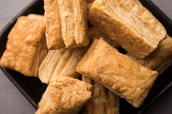 Khari Puff bisküvisi ya da çıtır börek, Hint çay saati atıştırmalığı.