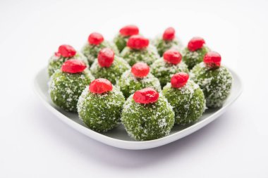 Paan Coconut Laddu ya da Ladoo - Betel Yaprakları Nariyal ve şekerle karışıp Pan Lezzetli Tatlı Toplar yapmak için