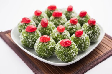 Paan Coconut Laddu ya da Ladoo - Betel Yaprakları Nariyal ve şekerle karışıp Pan Lezzetli Tatlı Toplar yapmak için