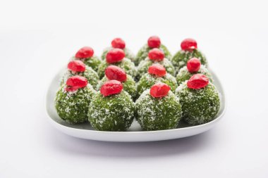Paan Coconut Laddu ya da Ladoo - Betel Yaprakları Nariyal ve şekerle karışıp Pan Lezzetli Tatlı Toplar yapmak için