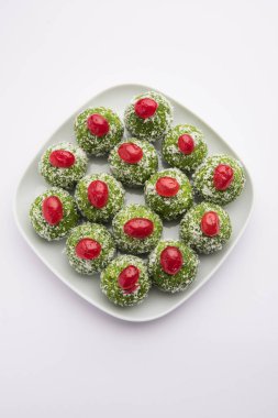 Paan Coconut Laddu ya da Ladoo - Betel Yaprakları Nariyal ve şekerle karışıp Pan Lezzetli Tatlı Toplar yapmak için