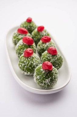 Paan Coconut Laddu ya da Ladoo - Betel Yaprakları Nariyal ve şekerle karışıp Pan Lezzetli Tatlı Toplar yapmak için