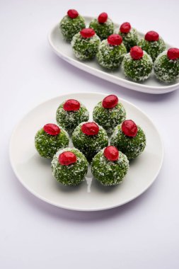 Paan Coconut Laddu ya da Ladoo - Betel Yaprakları Nariyal ve şekerle karışıp Pan Lezzetli Tatlı Toplar yapmak için