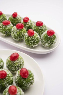 Paan Coconut Laddu ya da Ladoo - Betel Yaprakları Nariyal ve şekerle karışıp Pan Lezzetli Tatlı Toplar yapmak için