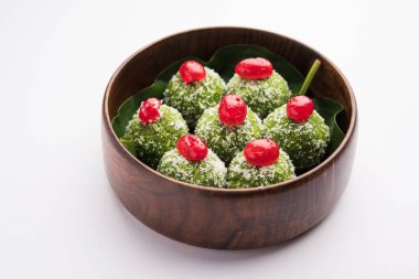 Paan Hindistancevizi Ladduor Ladoo - Betel Yaprakları Nariyal ve şekerle karışıp Pan Lezzetli Tatlı Toplar yapmak için