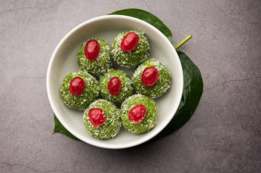 Paan Hindistancevizi Ladduor Ladoo - Betel Yaprakları Nariyal ve şekerle karışıp Pan Lezzetli Tatlı Toplar yapmak için
