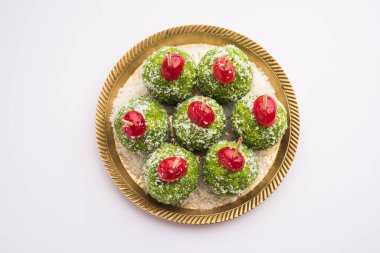 Paan Hindistancevizi Ladduor Ladoo - Betel Yaprakları Nariyal ve şekerle karışıp Pan Lezzetli Tatlı Toplar yapmak için