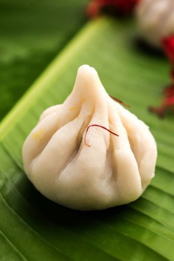 Ukdiche Modak, Chaturthi 'de Tanrı Ganesha' ya sunulan hindistan cevizi jaggery dolması ve pirinç unlu buğulanmış hamur köftesi.