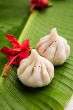 Ukdiche Modak, Chaturthi 'de Tanrı Ganesha' ya sunulan hindistan cevizi jaggery dolması ve pirinç unlu buğulanmış hamur köftesi.
