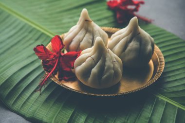 Ukdiche Modak, Chaturthi 'de Tanrı Ganesha' ya sunulan hindistan cevizi jaggery dolması ve pirinç unlu buğulanmış hamur köftesi.