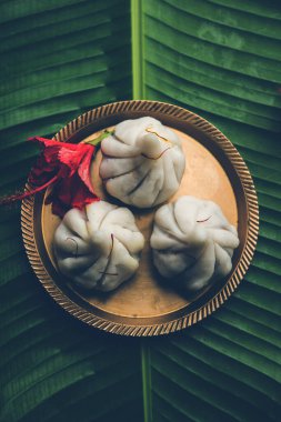 Ukdiche Modak, Chaturthi 'de Tanrı Ganesha' ya sunulan hindistan cevizi jaggery dolması ve pirinç unlu buğulanmış hamur köftesi.