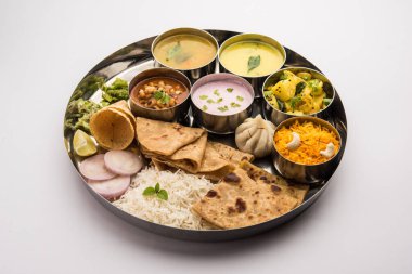 Maharashtrian yemeği Thali veya tabağı - Hint Maharashtra 'dan Mumbai usulü yemek, roti, pirinç, dal, sabji, tatlı roti ve pirinç, kadhi, Modak, papad vb.