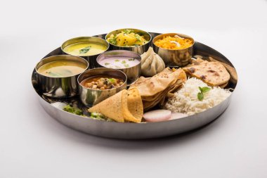 Maharashtrian yemeği Thali veya tabağı - Hint Maharashtra 'dan Mumbai usulü yemek, roti, pirinç, dal, sabji, tatlı roti ve pirinç, kadhi, Modak, papad vb.