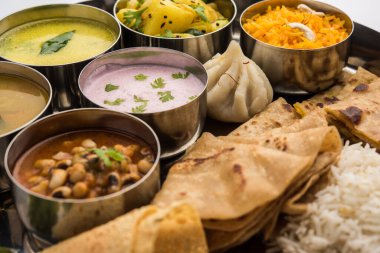 Maharashtrian yemeği Thali veya tabağı - Hint Maharashtra 'dan Mumbai usulü yemek, roti, pirinç, dal, sabji, tatlı roti ve pirinç, kadhi, Modak, papad vb.