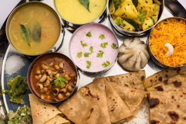 Maharashtrian yemeği Thali veya tabağı - Hint Maharashtra 'dan Mumbai usulü yemek, roti, pirinç, dal, sabji, tatlı roti ve pirinç, kadhi, Modak, papad vb.