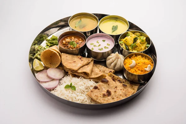 인도의 마하라슈트라주 출신의 마하라슈트라주 출신의 마하라슈트라주 뭄바이식 음식인 메밀에는 로티와 — 스톡 사진