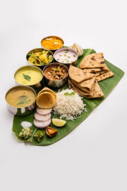 Maharashtrian yemeği Thali veya tabağı - Hint Maharashtra 'dan Mumbai usulü yemek, roti, pirinç, dal, sabji, tatlı roti ve pirinç, kadhi, Modak, papad vb.