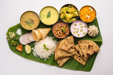 Maharashtrian yemeği Thali veya tabağı - Hint Maharashtra 'dan Mumbai usulü yemek, roti, pirinç, dal, sabji, tatlı roti ve pirinç, kadhi, Modak, papad vb.
