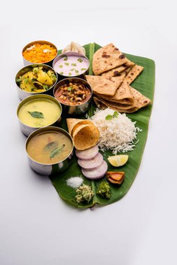 Maharashtrian yemeği Thali veya tabağı - Hint Maharashtra 'dan Mumbai usulü yemek, roti, pirinç, dal, sabji, tatlı roti ve pirinç, kadhi, Modak, papad vb.
