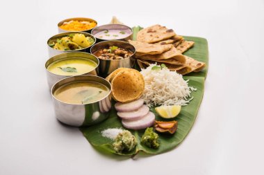 Maharashtrian yemeği Thali veya tabağı - Hint Maharashtra 'dan Mumbai usulü yemek, roti, pirinç, dal, sabji, tatlı roti ve pirinç, kadhi, Modak, papad vb.