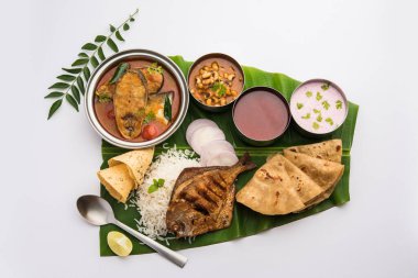Hint Balık Tabağı veya thali - Mumbai, Konkan, Maharashtra, Goa, Bengal, Kerala 'dan gelen vejetaryen olmayan yemekler veya muz yaprağı üzerinde veya çelik tabakta servis edildi
