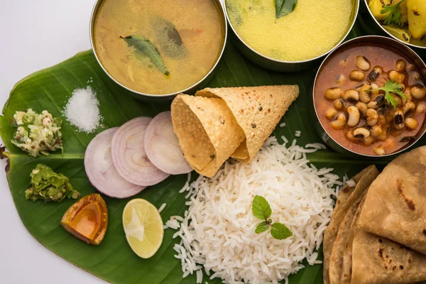 Maharashtrian Żywności Thali Lub Talerz Mumbai Stylu Posiłek Indyjskiego Stanu — Zdjęcie stockowe